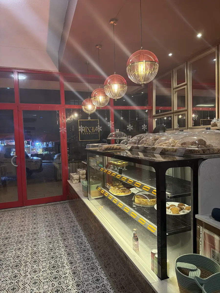 Akşam ışıklarıyla vitrin ve tezgâh